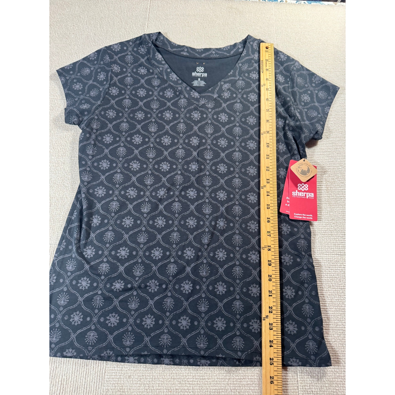 Nwt Sherpa Adventure Gear Women's Small Neha V-Neck T-Shirt "Black Sublime" — image 2 of 8